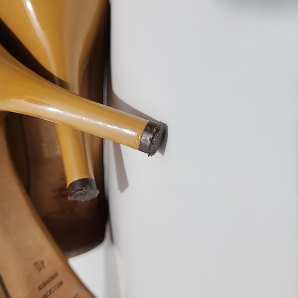 Authentic Dolce & Gabbana Mustard Patent leather with black bow heels. Size 40 - Picture 10 of 11